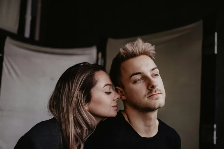 8 Signs He’s Not That Into You