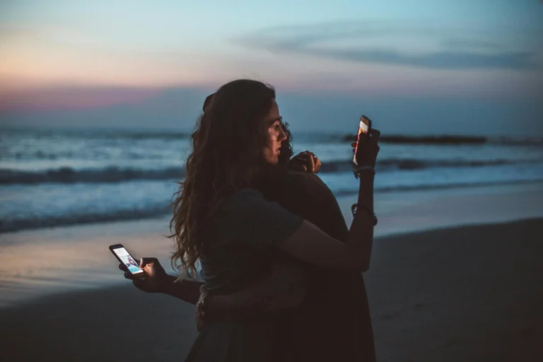 6 Signs That He Still Likes You Even Though He Has a Girlfriend